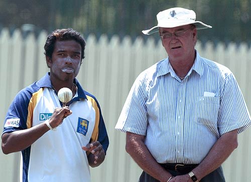 Malinga Bandara receives advice from Ashley Mallet