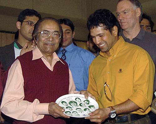 Sachin Tendulkar presents a shield to former Pakistan cricket captain Hanif Mohammad