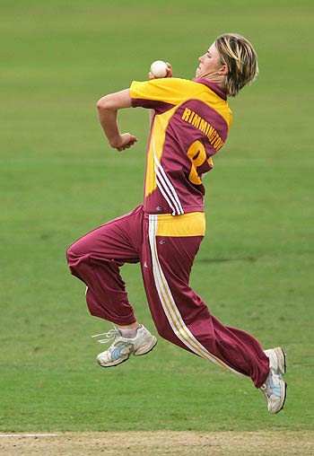Rikki-Lee Rimmington bowls against New South Wales