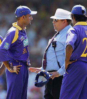 Marvan Atapattu discusses a disputed catch off Ricky Ponting with Peter Parker