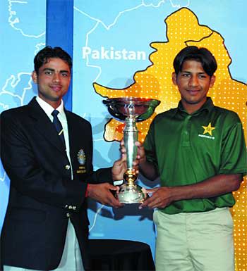 One hand on the trophy - Pakistan and India will fight for glory in the Under-19 World Cup final on Sunday