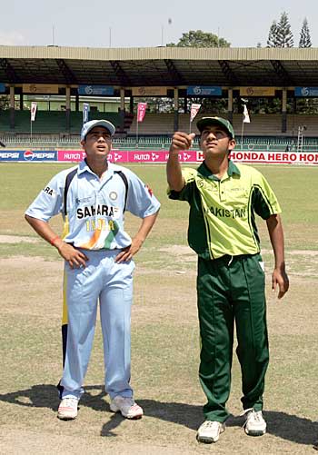 Ravikant Shukla and Sarfraz Ahmed at the toss of the Under-19 World Cup final