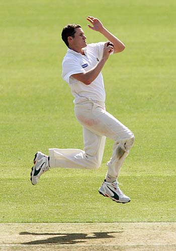 Warren McSkimming bowls against Auckland