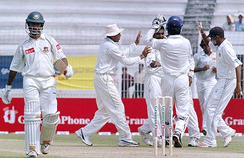 Sri Lanka celebrate the fall of Nafees Iqbal