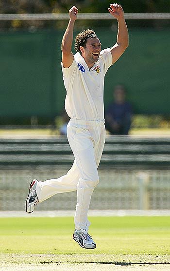 Jonathan Moss strikes early in the Warriors' first innings