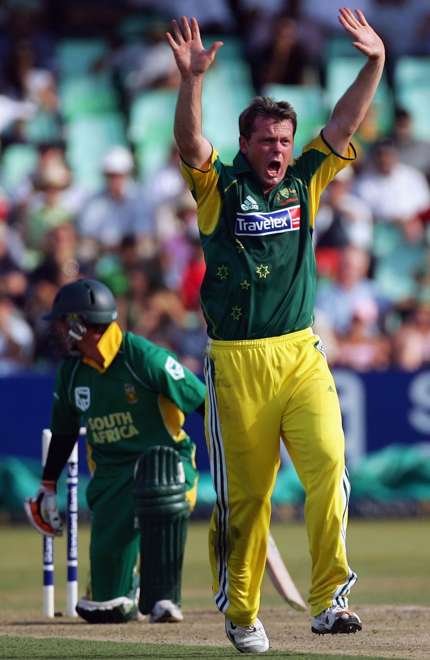 Yes! Mick Lewis removes AB de Villiers