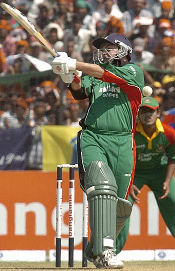 Hitesh Modi mistimes an attempted pull