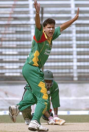 Mashrafe Mortaza celebrates Kennedy Otieno's wicket