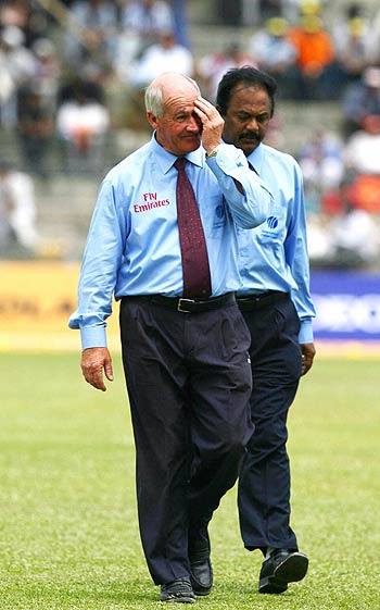 Rudi Koertzen and AV Jayaprakash walk off the ground at the Nehru Stadium