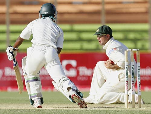 Ricky Ponting pouches Rajin Saleh at silly point