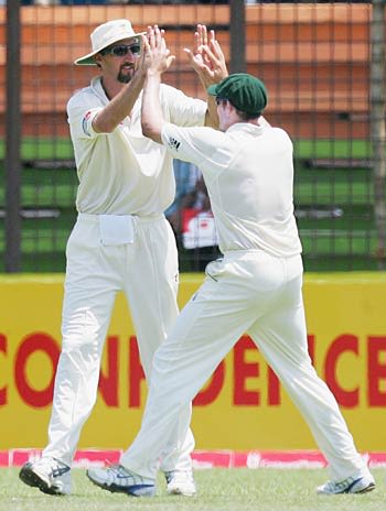Mike Hussey congratulates Jason Gillespie for catching out Mashrafe Mortaza