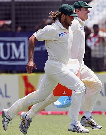 Victory dash - Andrew Symonds and Nathan Bracken get their skates on to start celebrating