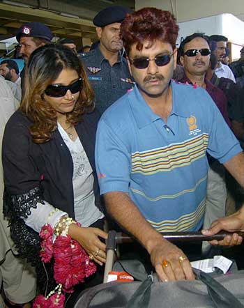 Manoj Prabhakar and his wife arrive in Karachi