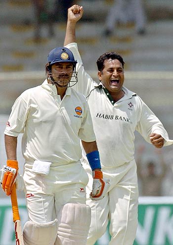 Manzoor Elahi celebrates after snapping up Manoj Prabhakar