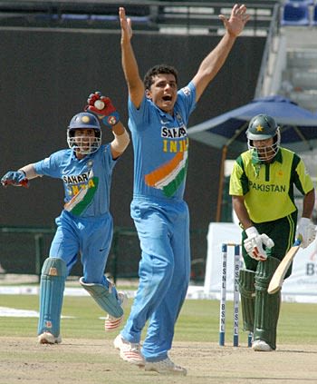 Dinesh Karthik and Reetinder Sodhi combine to dismiss Mohammad Hafeez
