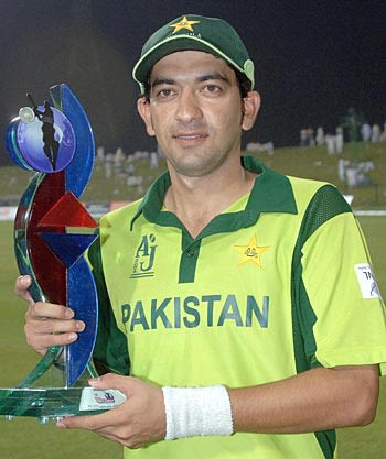 Hasan Raza with the trophy after Pakistan's victory