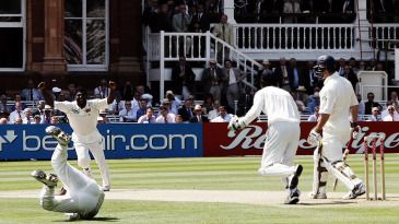 What's the fielding record for most catches off one bowler?