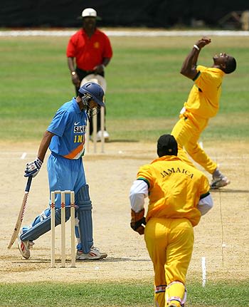 Andrew Richardson nails Rahul Dravid lbw