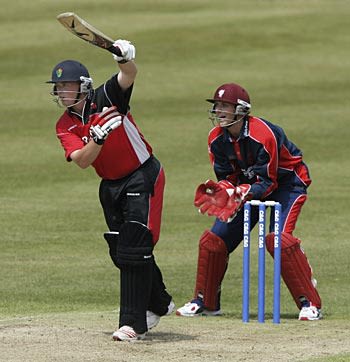 Richard Grant drives one-handed