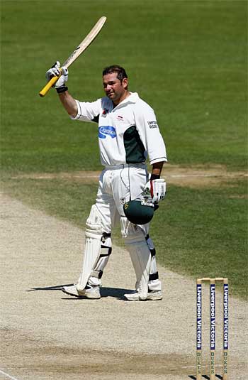 Darren Robinson played a lone hand of 106 and couldn't save Leicestershire from defeat