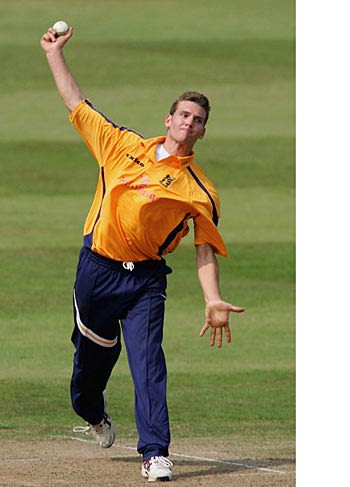 Alex Loudon turns his arm over in the Twenty20