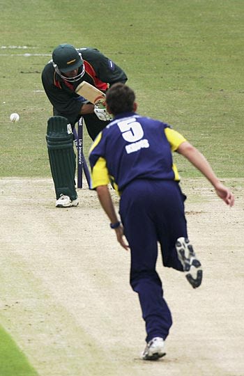 Deon Kruis bowls HD Ackerman