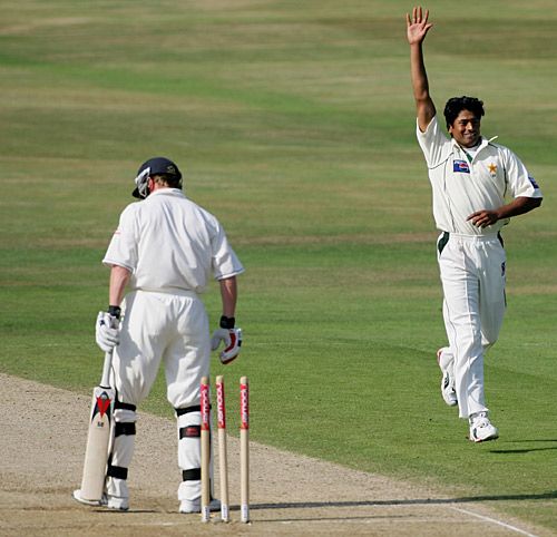 Shahid Nazir celebrates bowling Paul Collingwood