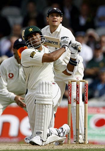 Shahid Nazir launches Monty Panesar over long on