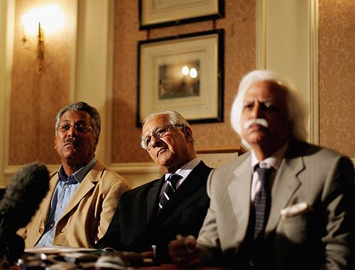 Zaheer Abbas, Shaharyar Khan and Abbas Zaidi at a press conference