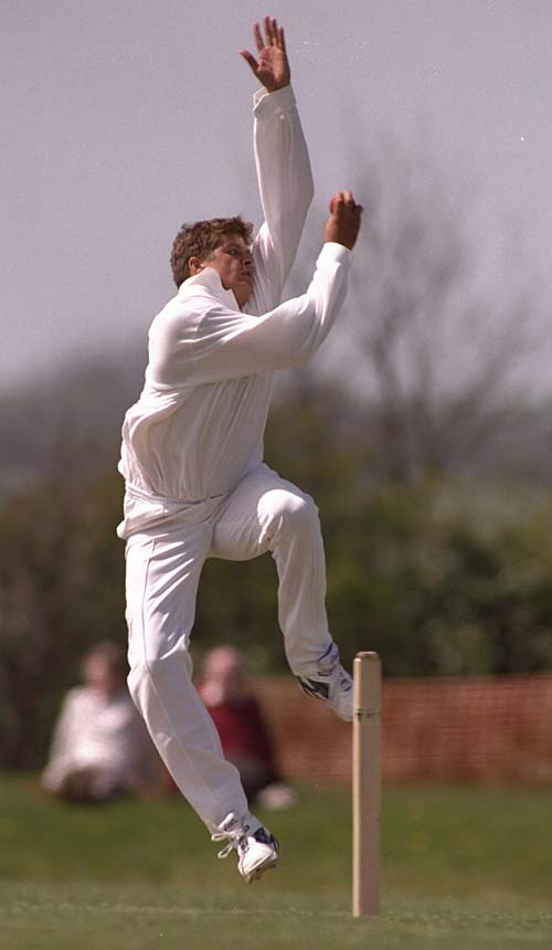 Chris Pringle bowling for Hitchin Cricket Club