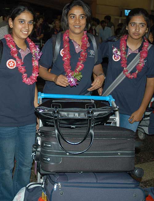 The Hong Kong women's team arrives in Pakistan
