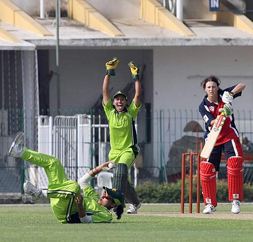 Sana Mir takes a great catch to dismiss Samantha Mcilwraith