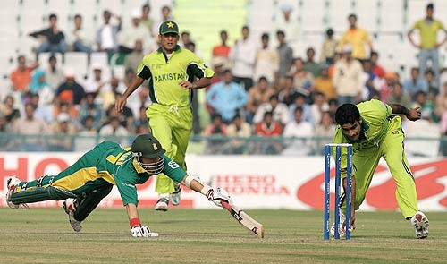 Rao Iftikhar Anjum tries to run out Boeta Dippenaar