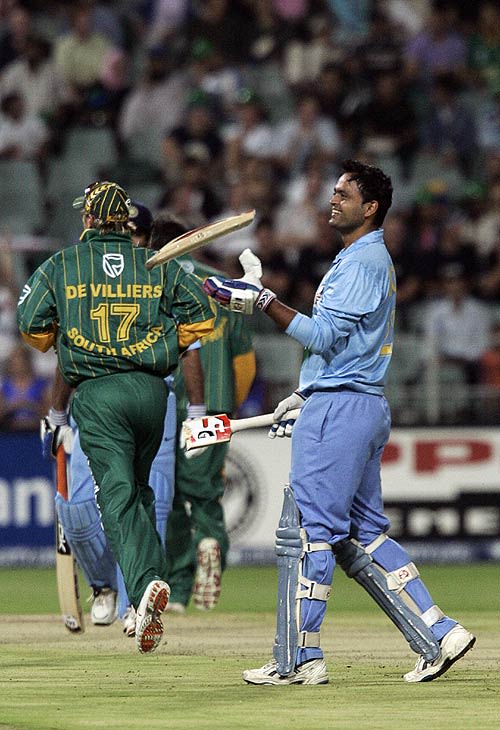 Dinesh Mongia broke his bat in half