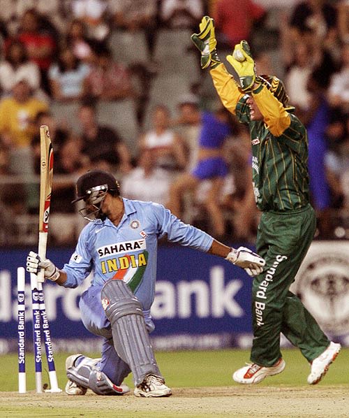 AB de Villiers appeals for a stumping against Dinesh Mongia