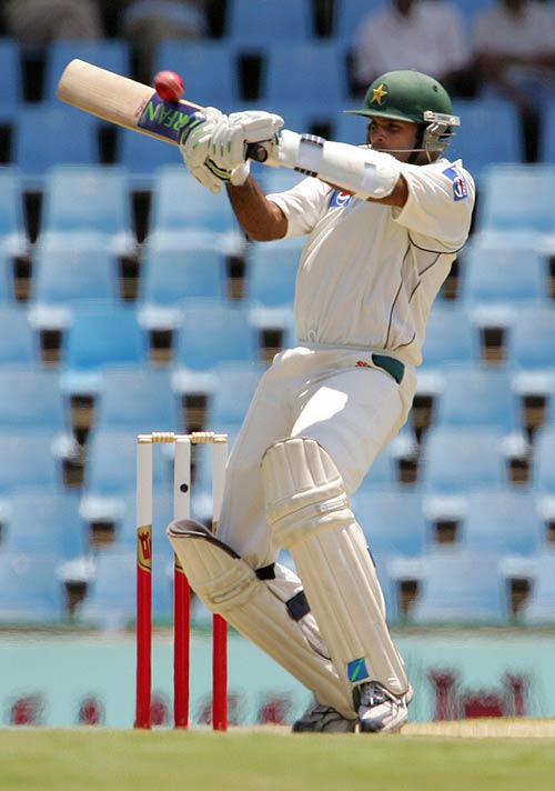 Shahid Nazir attempts an upper cut and succeeds