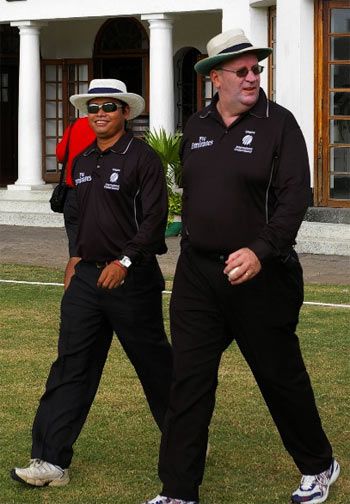 Darrell Hair returns to umpiring