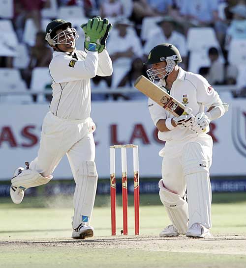 Kamran Akmal catches Boeta Dippenaar late on the second day