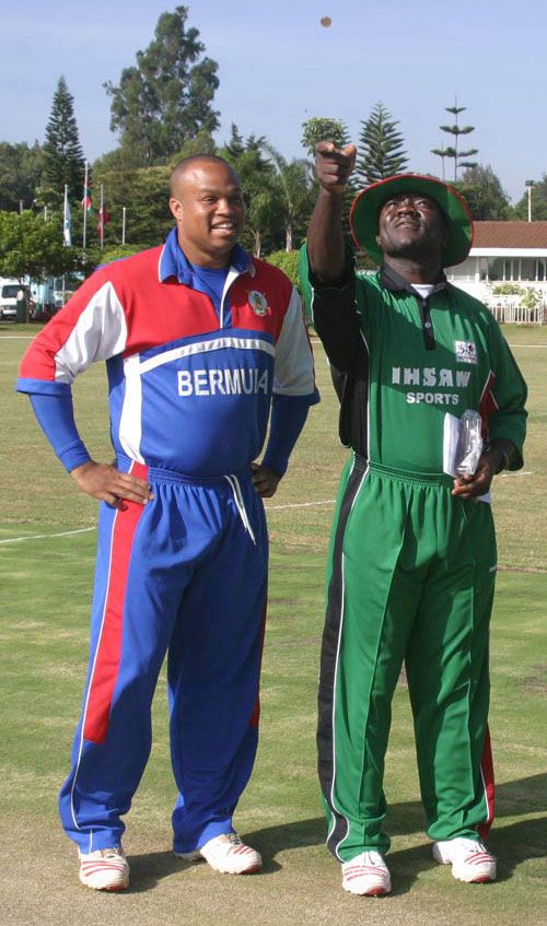 Kenya's Steve Tikolo tosses while Bermuda's Irvine Romaine looks on