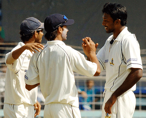 Bengal team-mates congratulate Saurasish Lahiri for getting the wicket of Sachin Tendulkar