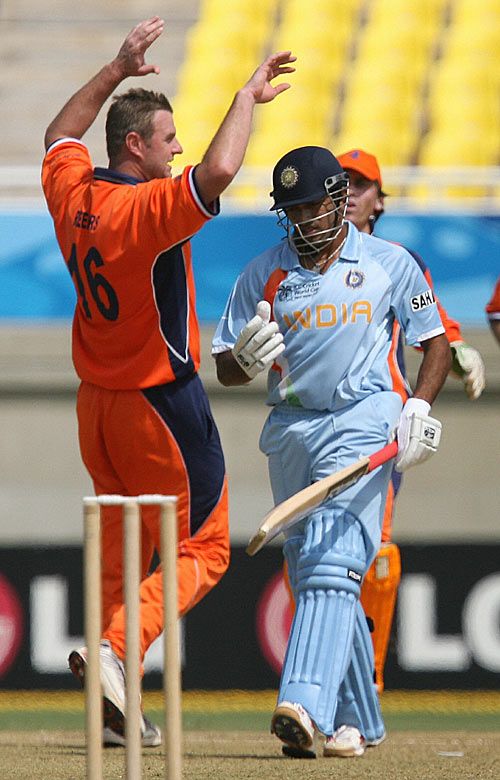 Darron Reekers celebrates the wicket of Robin Uthappa