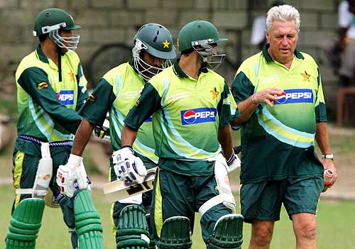 Bob Woolmer in consultation with Imran Nazir, Mohammad Hafeez and Younis Khan