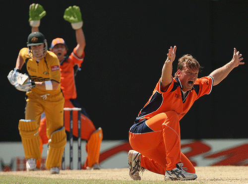 Tim de Leede lets out an unsuccessful appeal against Michael Clarke