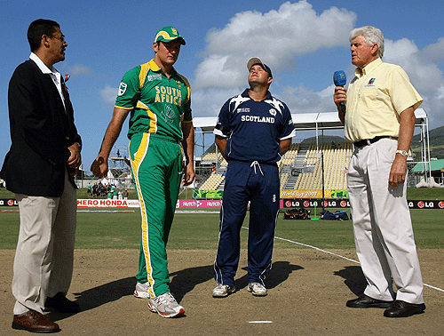 Graeme Smith and Ryan Watson at the toss along with Ranjan Madugalle and Barry Richards