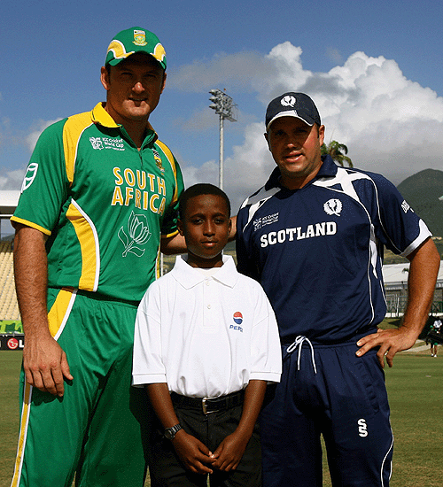 Graeme Smith and Ryan Watson pose along with the mascot ahead of their match