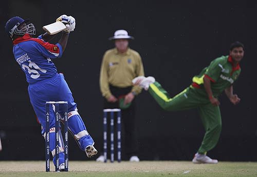 Steven Outerbridge top-edges Mashrafe Mortaza to fine leg