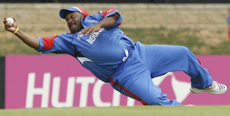 Dwayne Leverock takes a stunning one-handed catch to dismiss Robin Uthappa