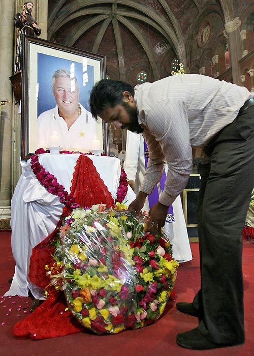Inzamam-ul-Haq places a wreath of flowers in Bob Woolmer's memorial service