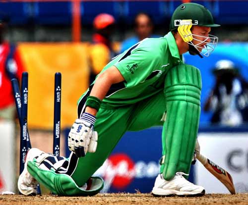 Kenny Carroll is clean bowled by Muralitharan