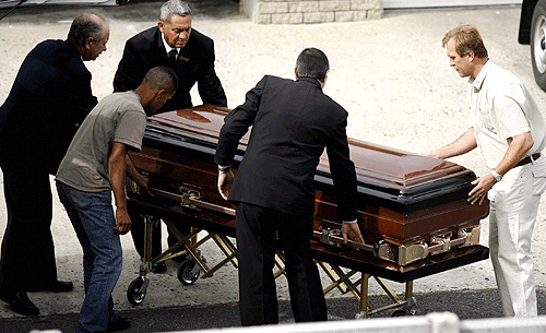 Bob Woolmer's body arrives in a wooden casket at Cape Town